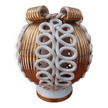 Vase boule Sainte Radegonde en faïence blanche et dorée vers 1940-1950