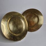 Deux plats en laiton massif, 35 cm