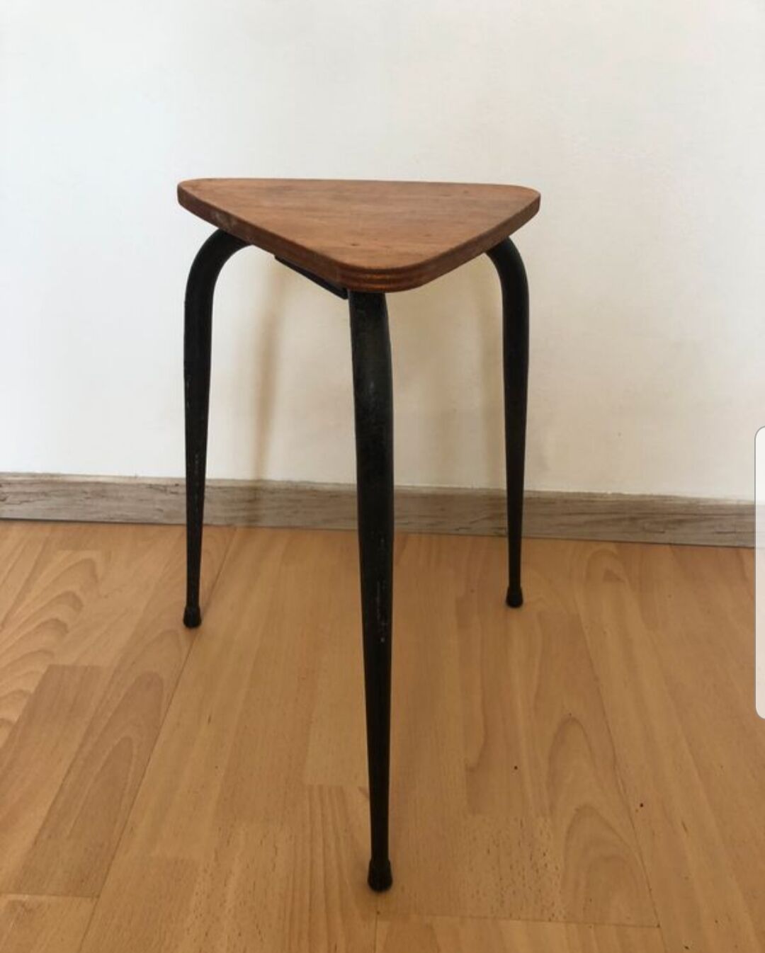 Tabouret tripode brutaliste