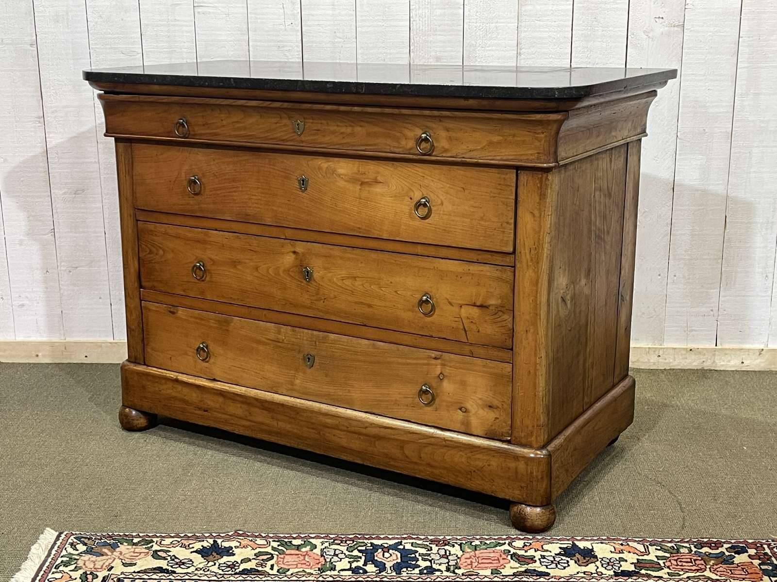 Commode Restauration XIXème en merisier et dessus marbre noir