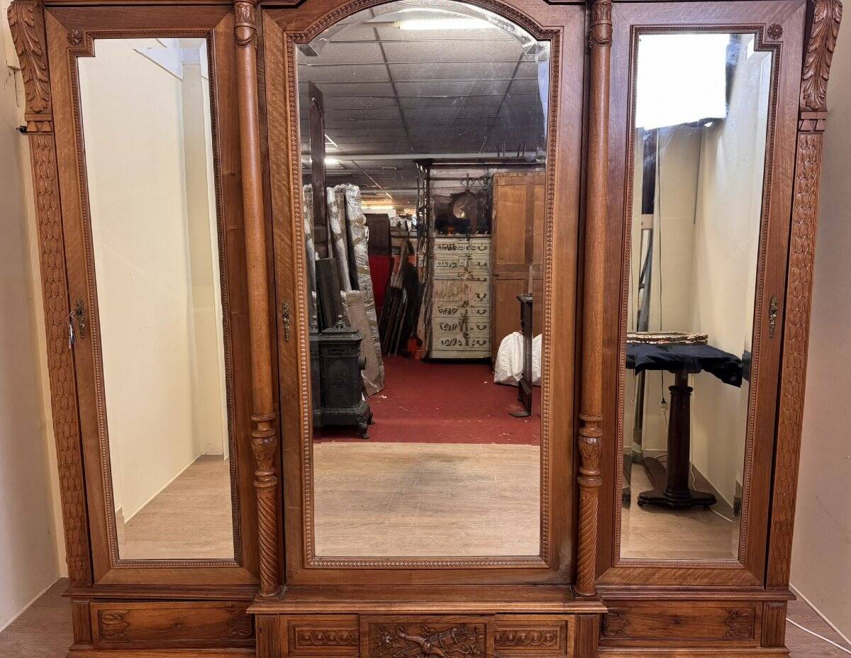 armoire style Louis XVI en noyer vers 1850