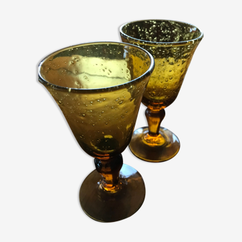 Lot de deux verres Biot, sur pied