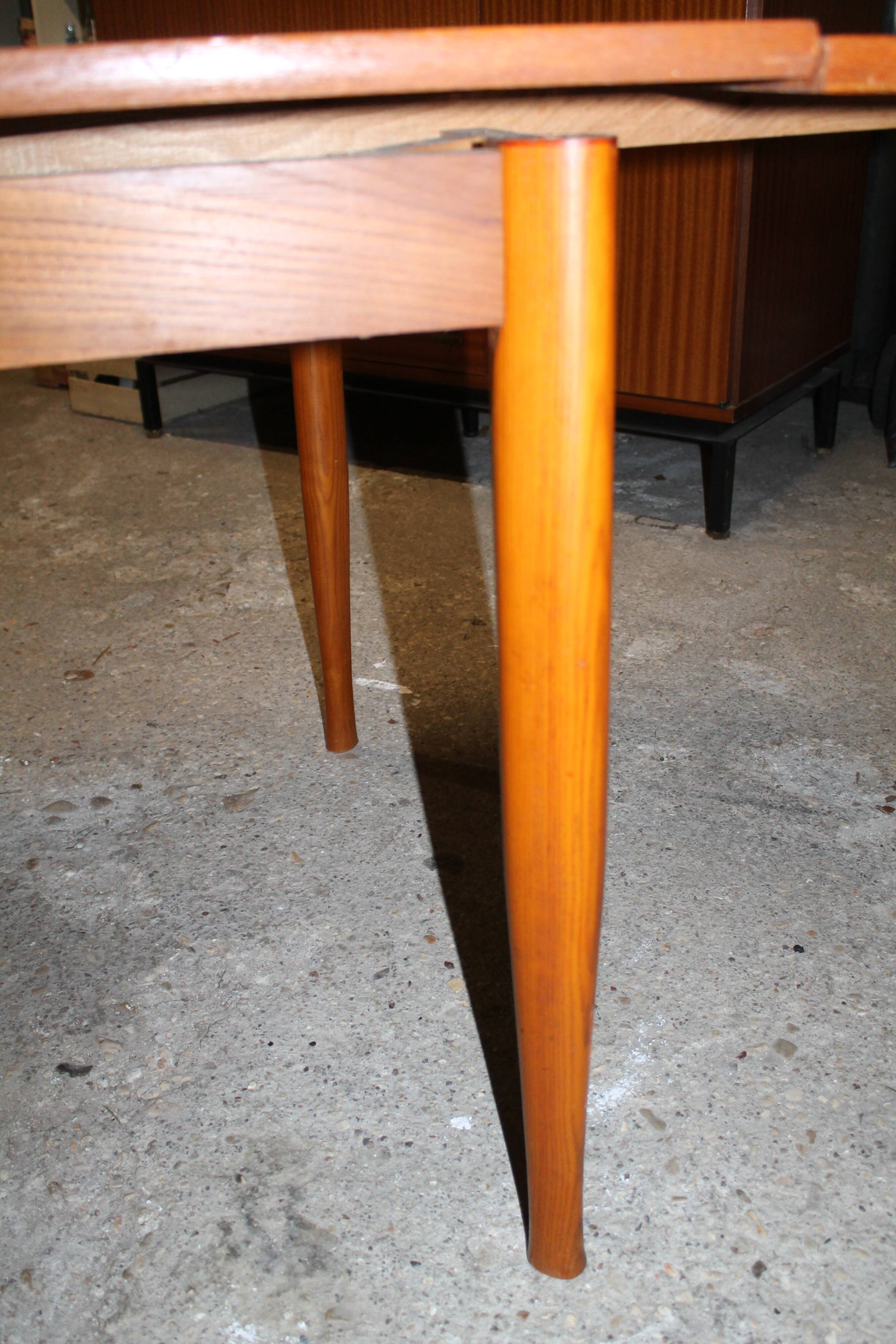 Scandinavian expandable table