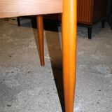 Scandinavian expandable table