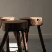 Table basse brutaliste avec tabourets