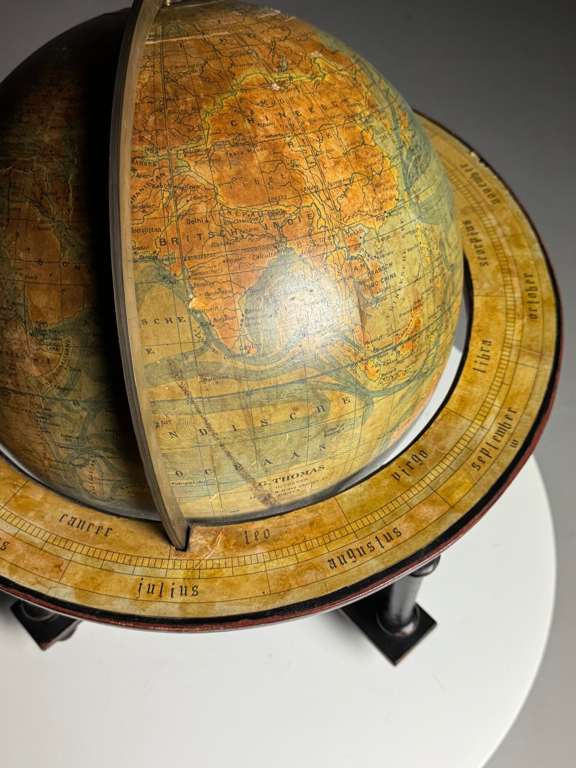 Globe G. Thomas Paris