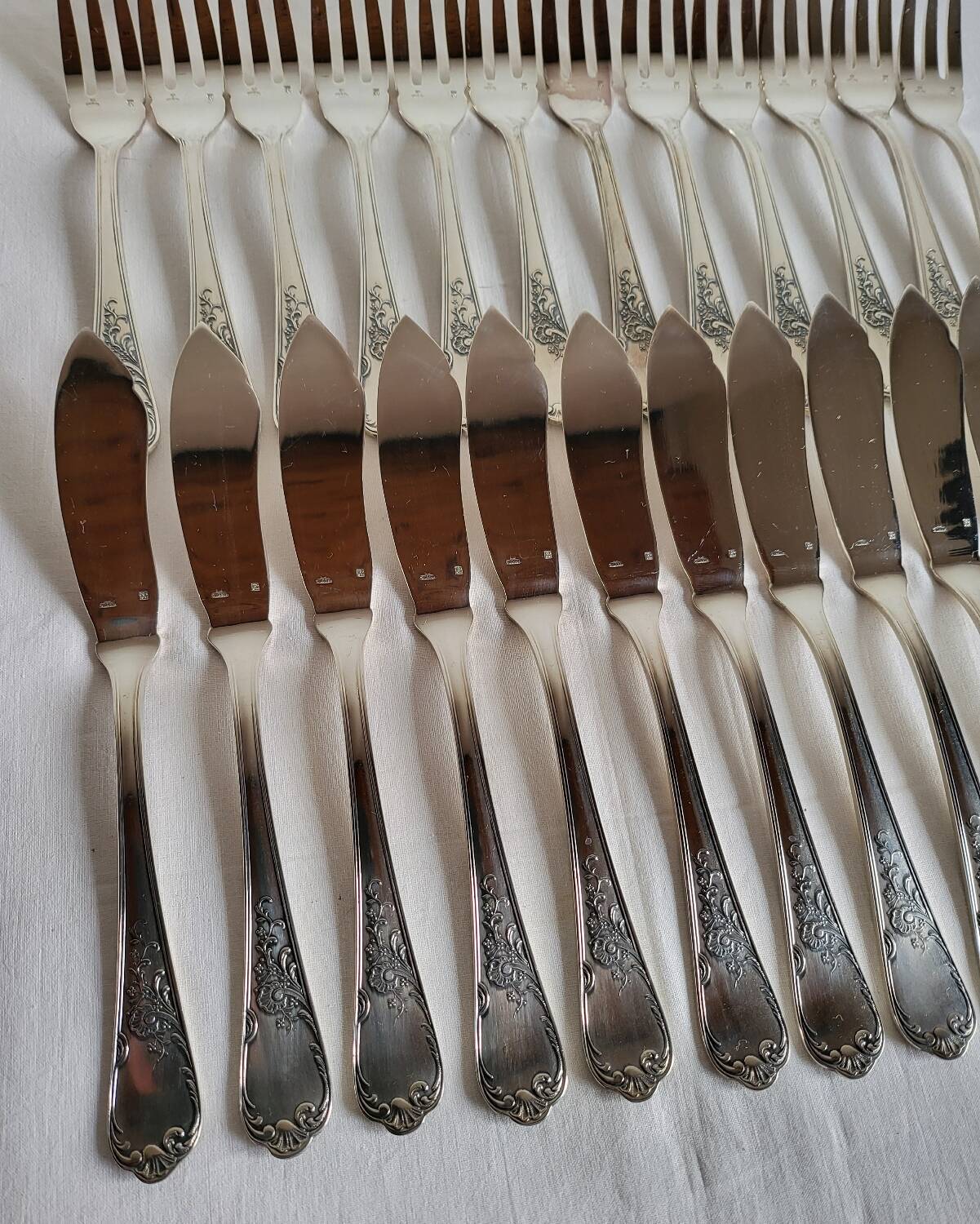 12 silver-plated metal fish cutlery pieces by Guildar, 24 pieces.