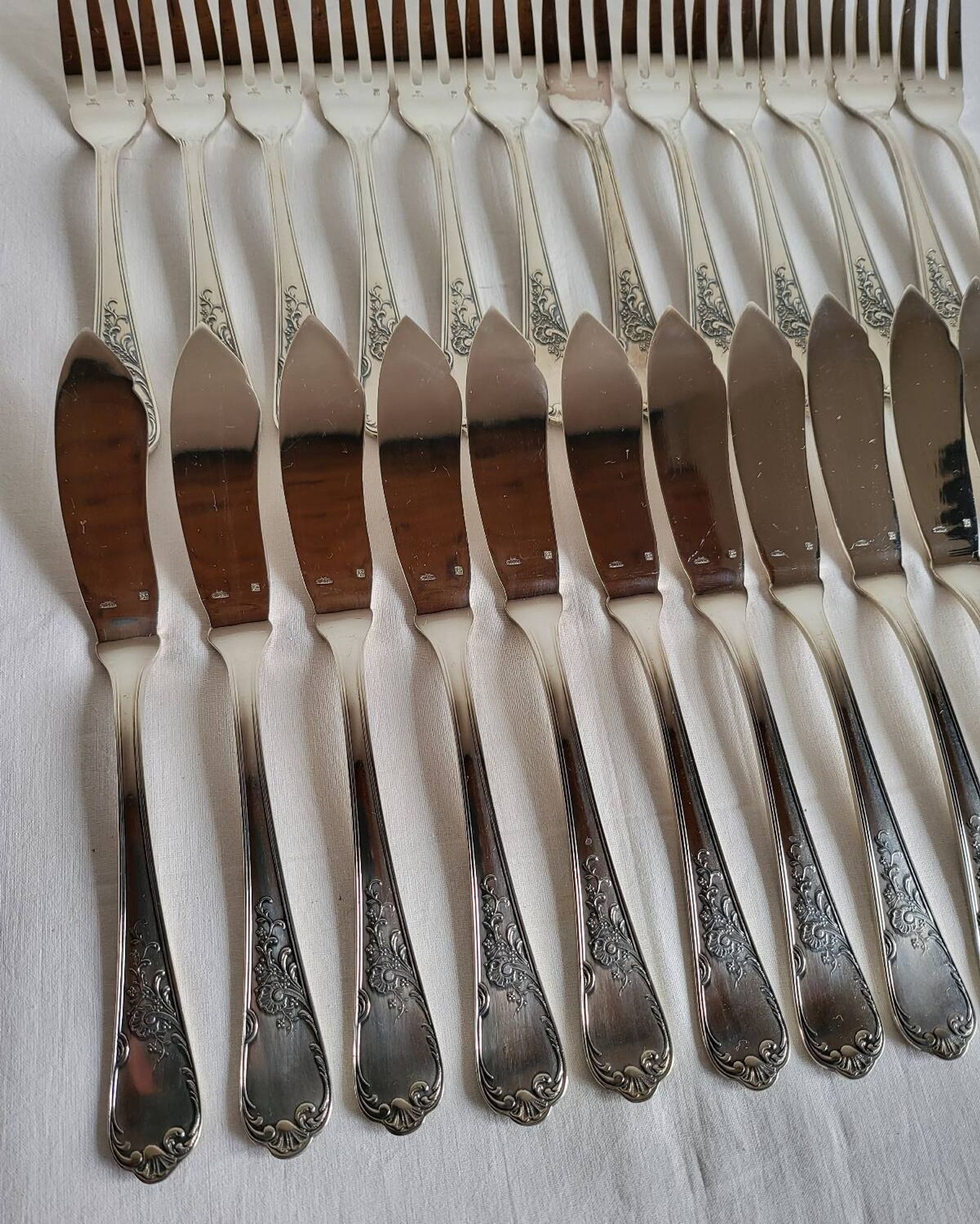 12 silver-plated metal fish cutlery pieces by Guildar, 24 pieces.