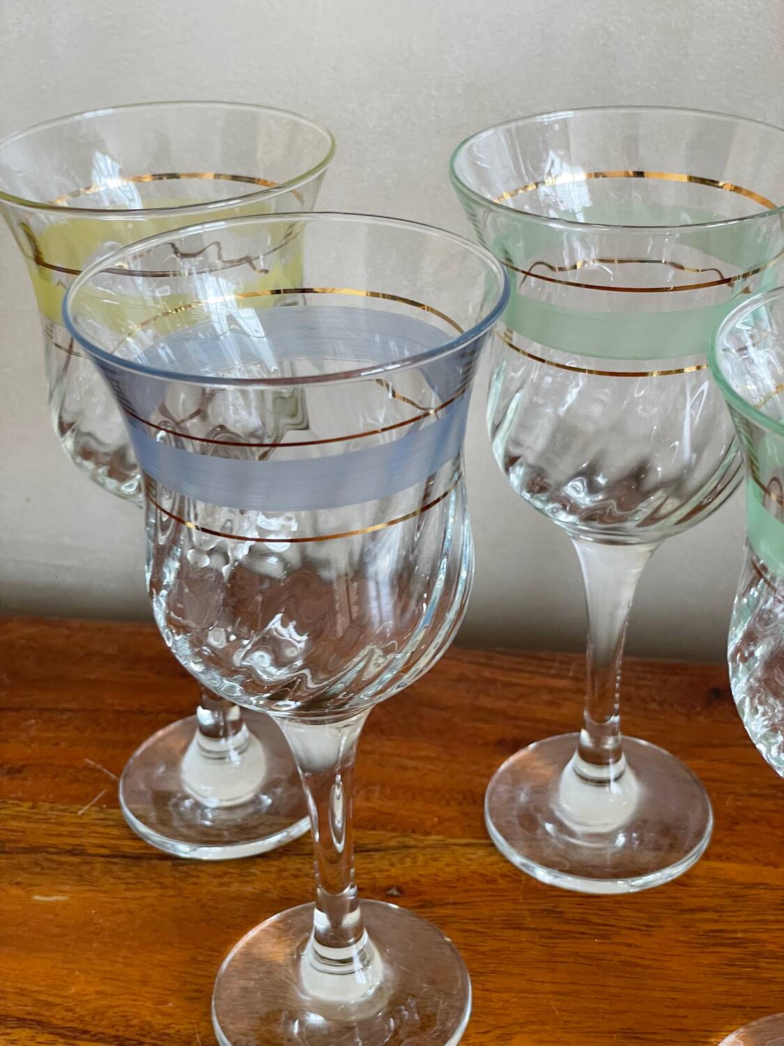 5 colored water glasses