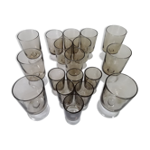 18 verres à pied marron fumé