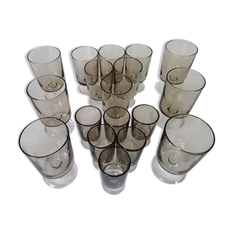 18 verres à pied marron fumé