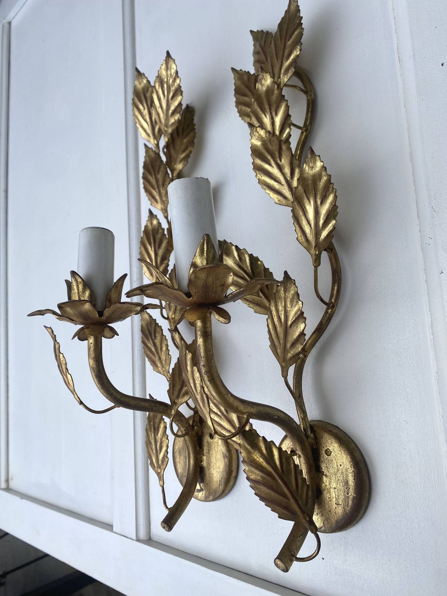 Pair of Italian wall sconces in gilded metal – Stylized foliage