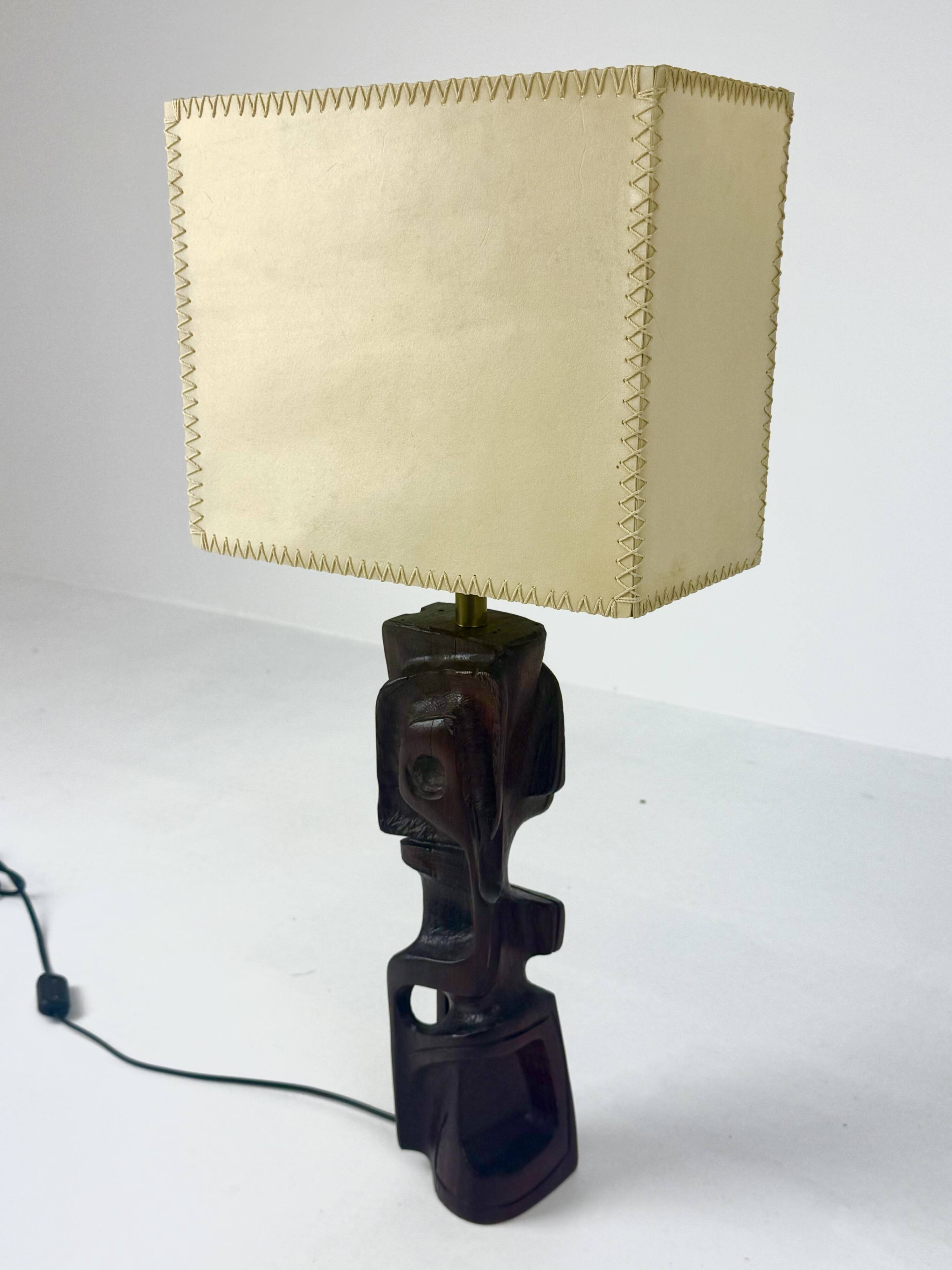 Lampe de table sculpturale en bois sculpté à la main par Gianni Pinna