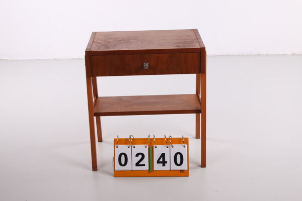 table de chevet vintage avec poignée en acier, maison des années 1950 / table de chevet vintage avec poignée en acier, années 1950