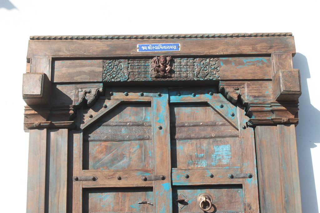 Indian door in old teak piece and patina of origin