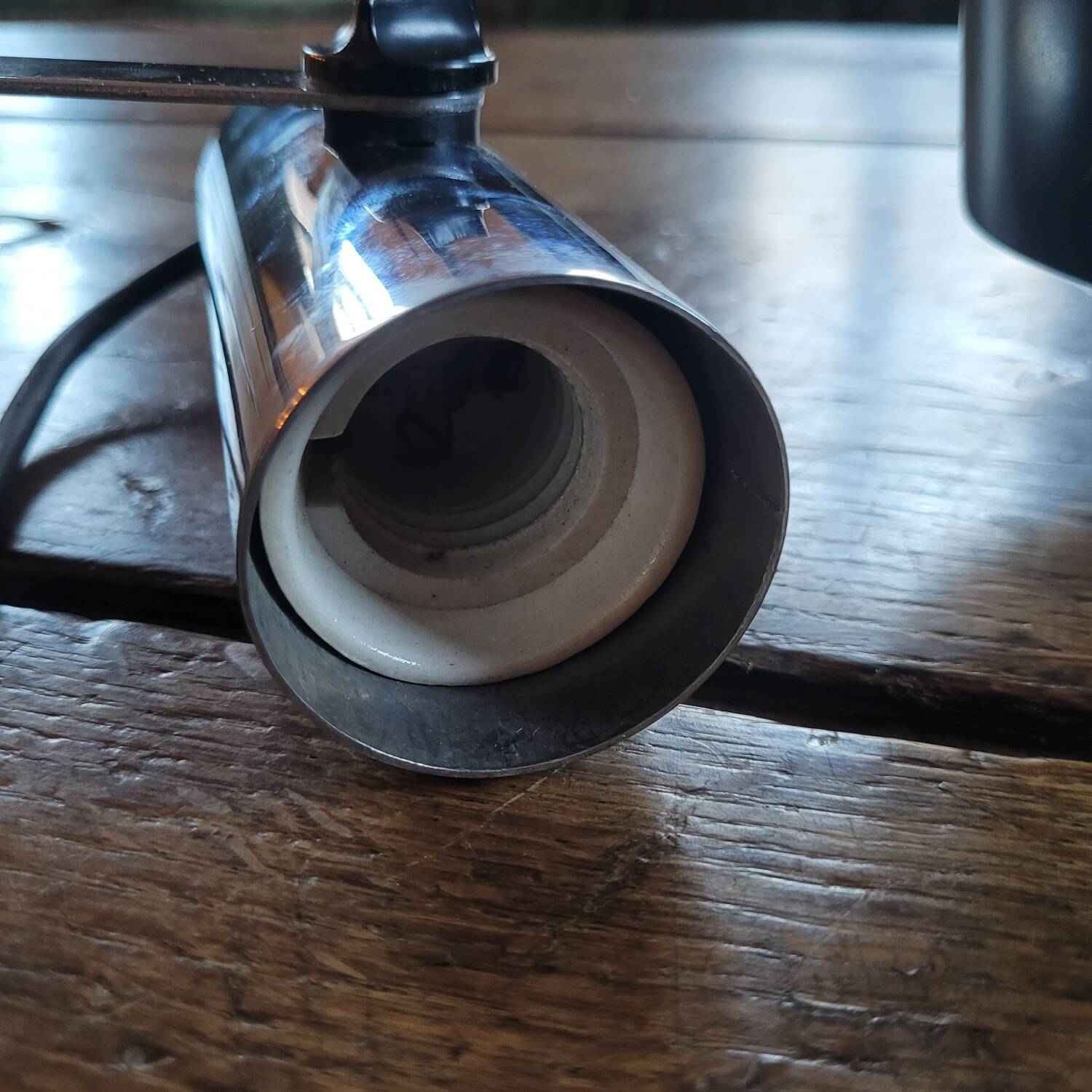 Spot mural orientable en métal chromé et aluminium noir