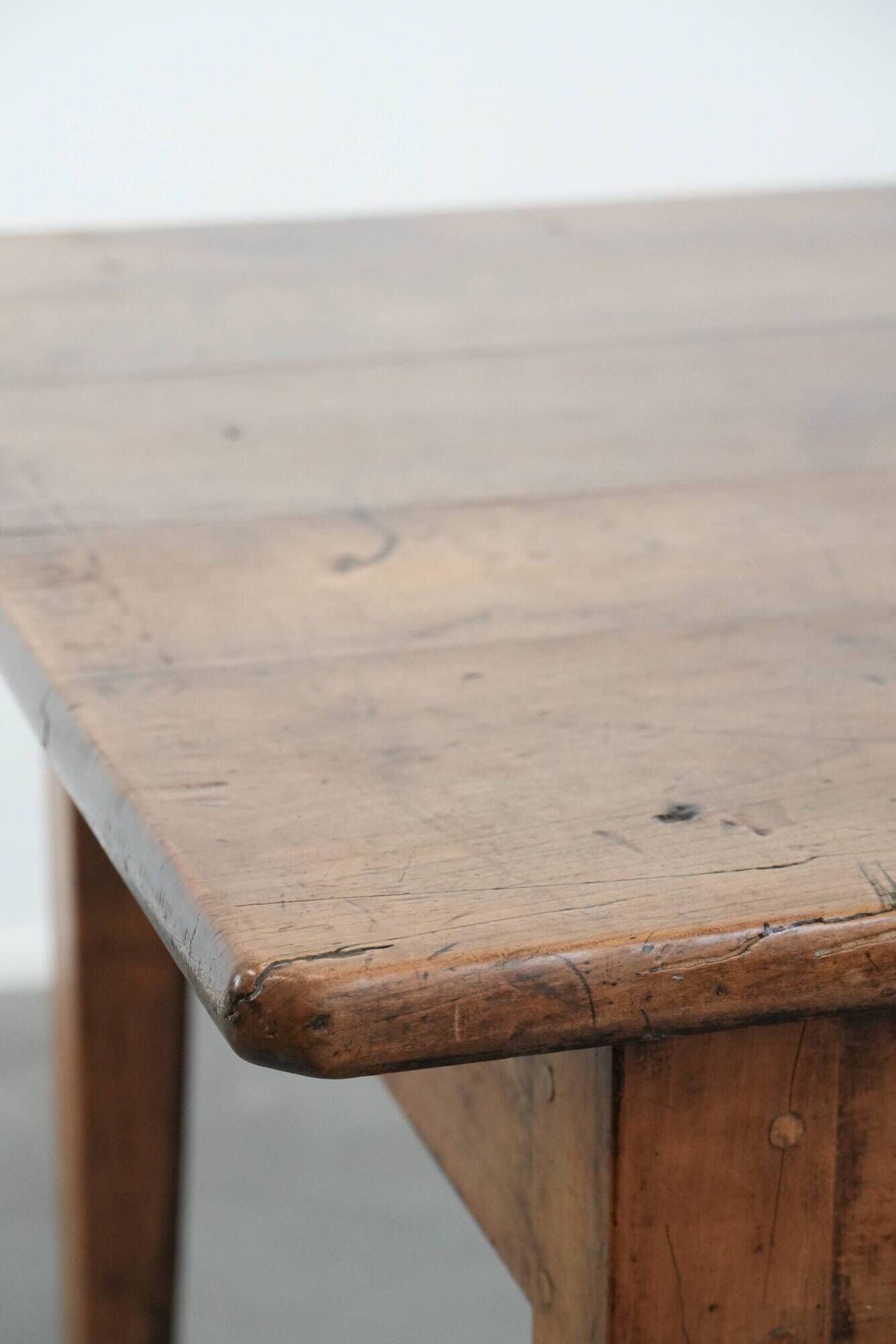 French dining table made of fruitwood from the early 19th century