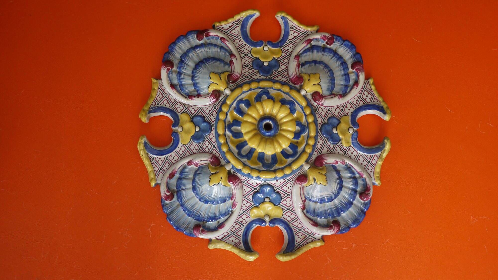 Ceiling light or rosette in enamelled ceramic from the end of the 19th century.