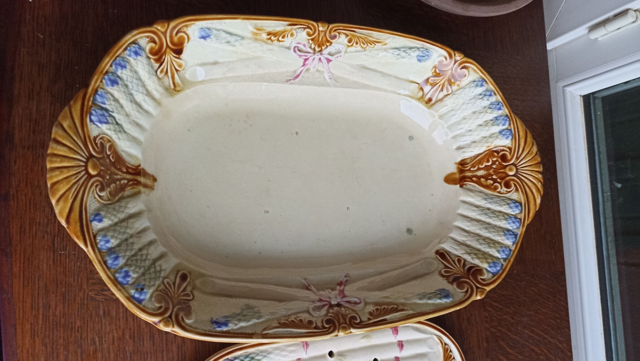 Asparagus dish in earthenware barbotine Onnaing