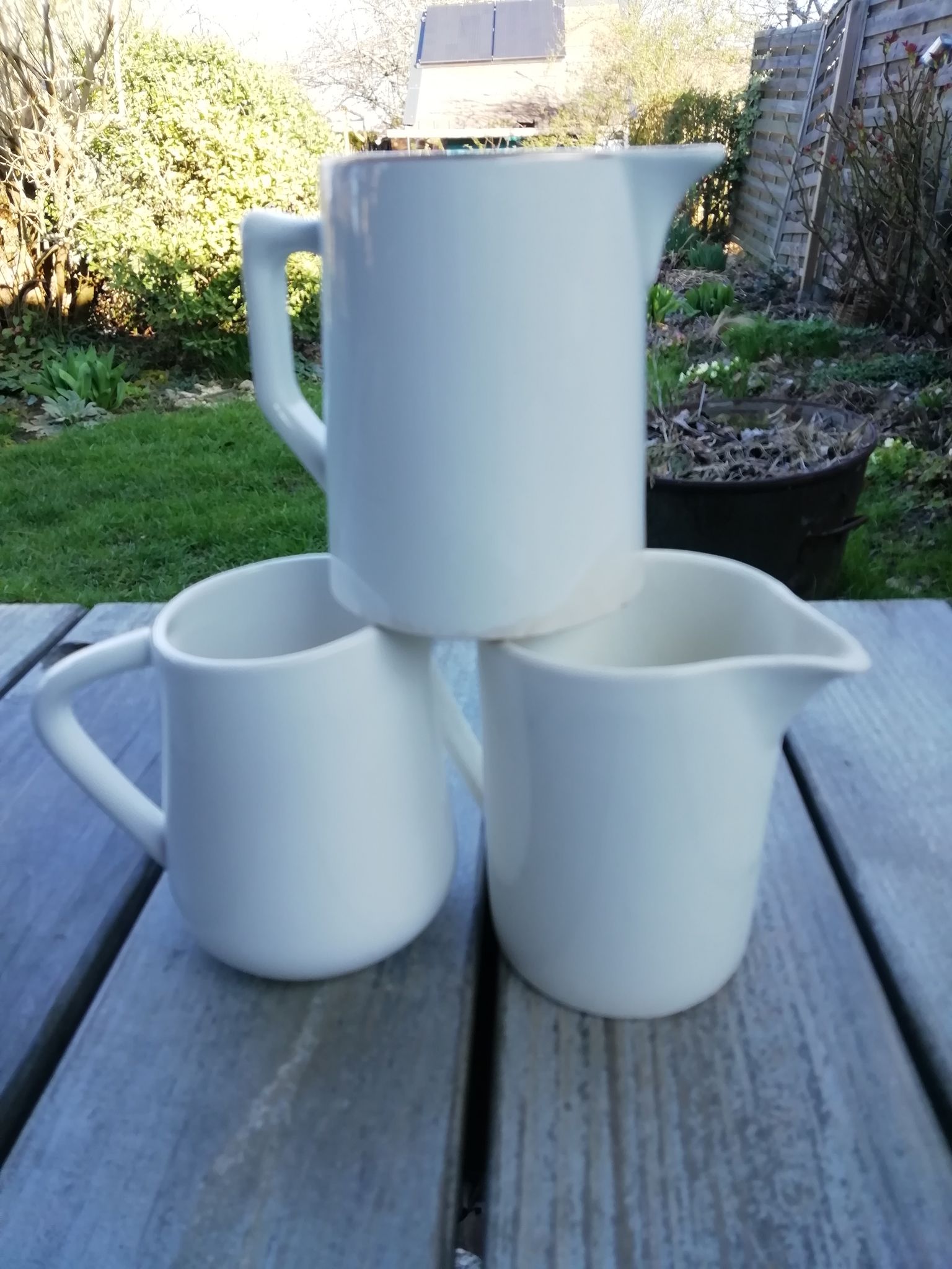 Lot de pichets blancs en porcelaine
