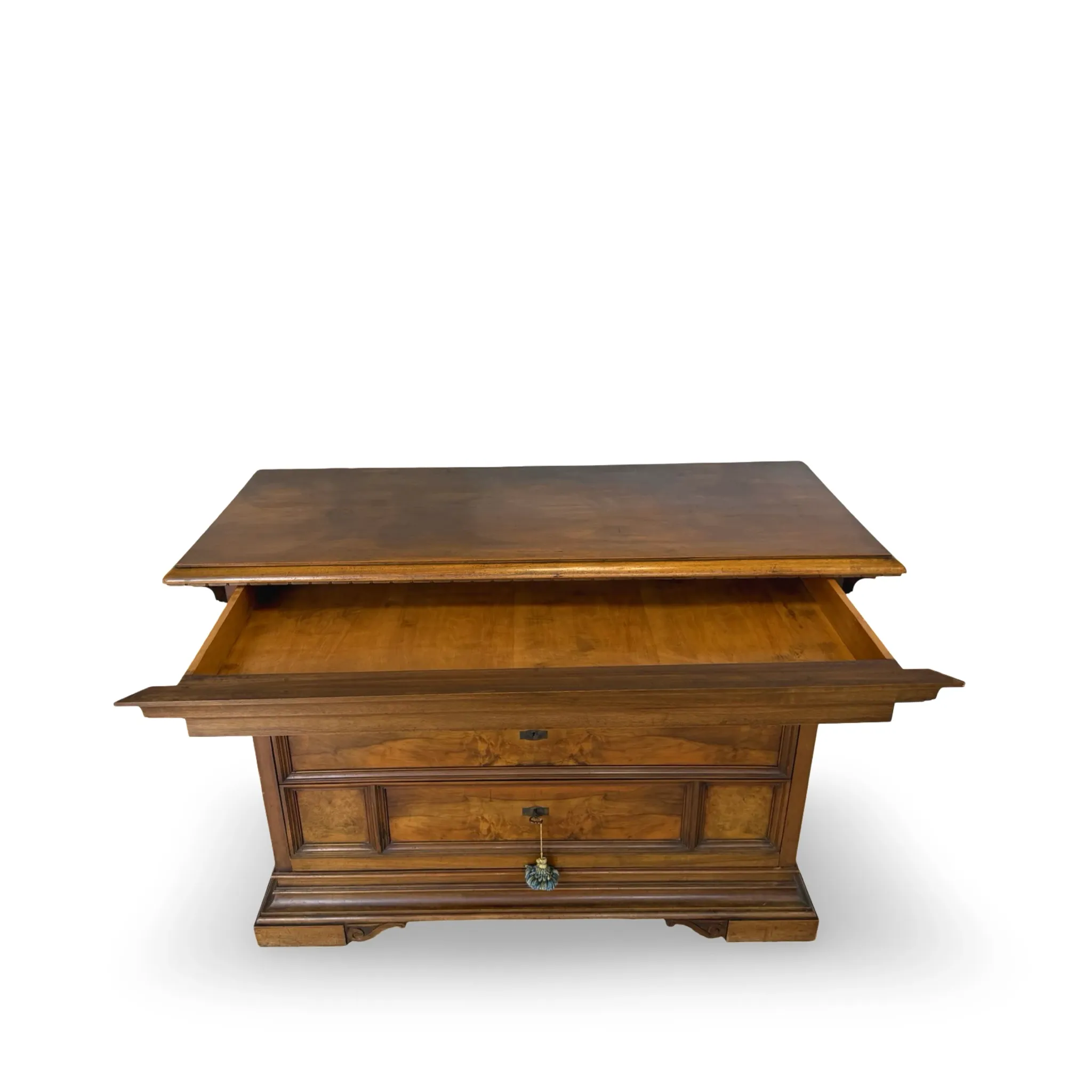 Elegant antique Italian chest of drawers, dating from the 20th century