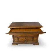 Elegant antique Italian chest of drawers, dating from the 20th century