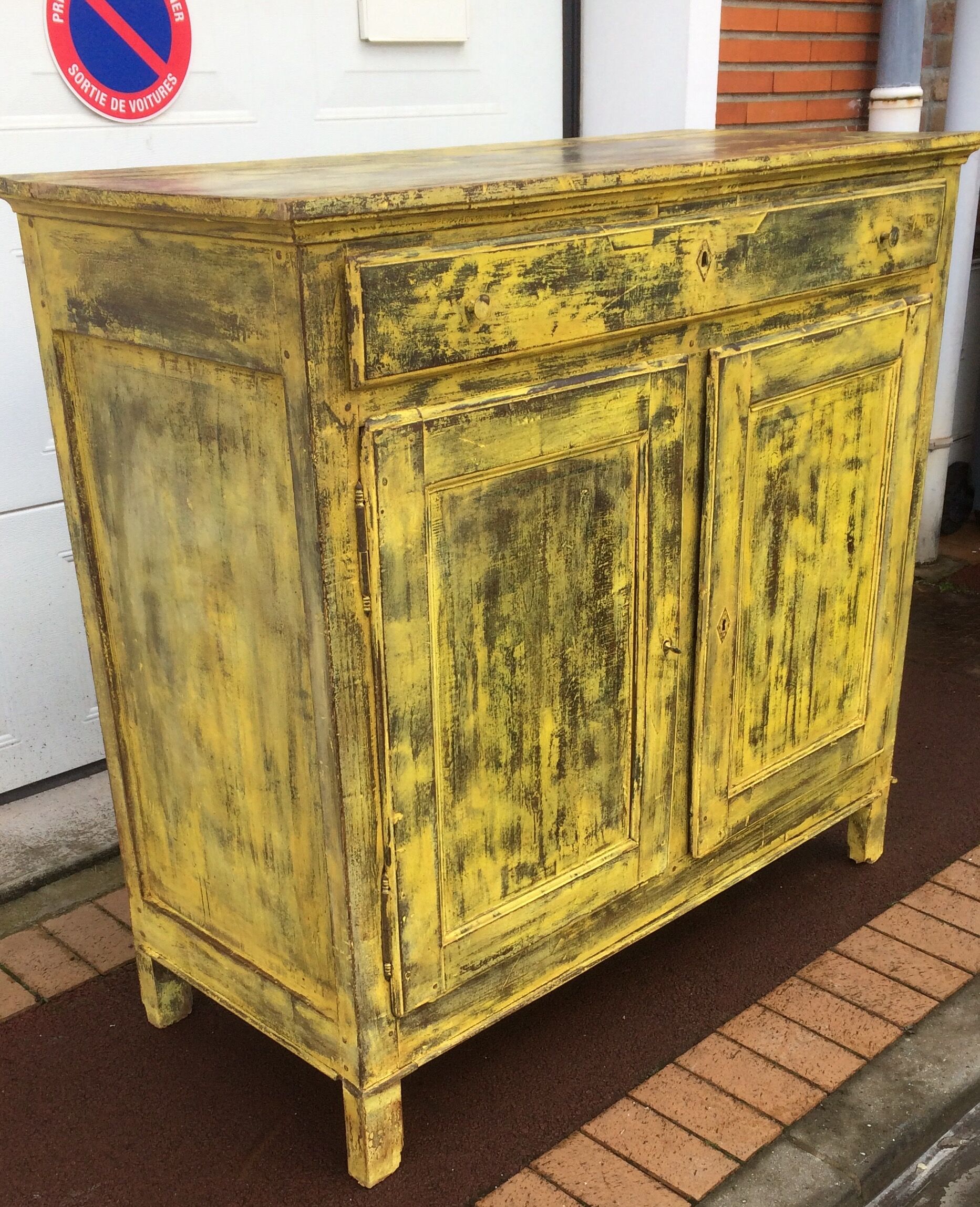 Buffet weathered yellow