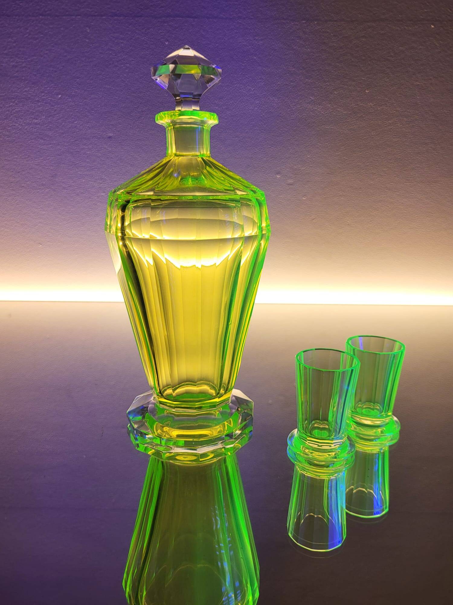 Val Saint Lambert “Montmartre” shaker / karaf met 2 glazen in uraniumglas c
