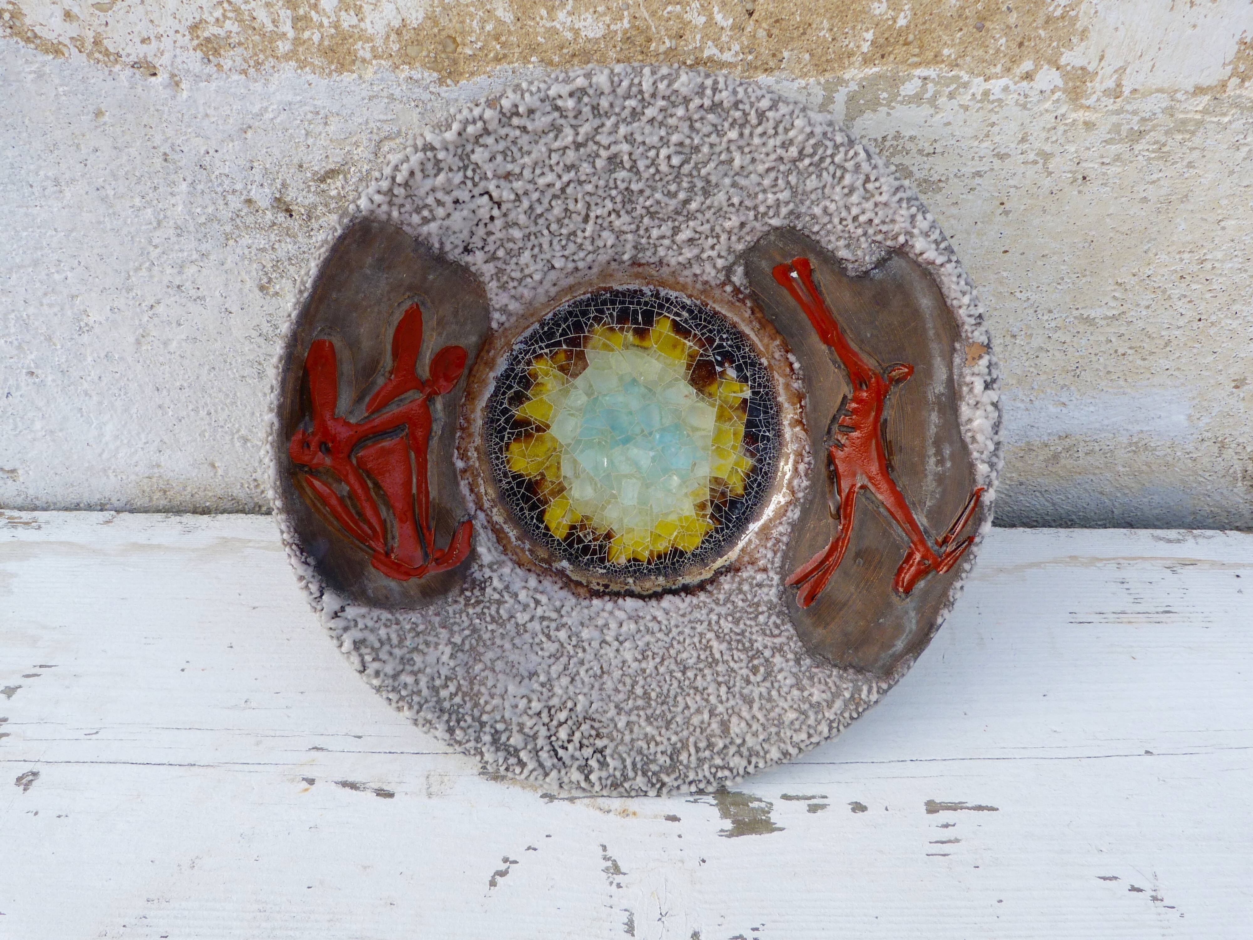 Deep dish Vallauris fat lava background glass animal motifs