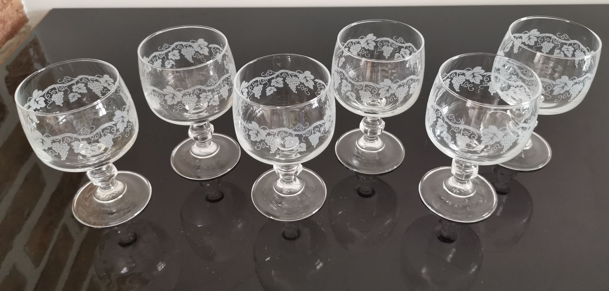 Set of 6 wine glasses on feet decoration grapes and vine shoot