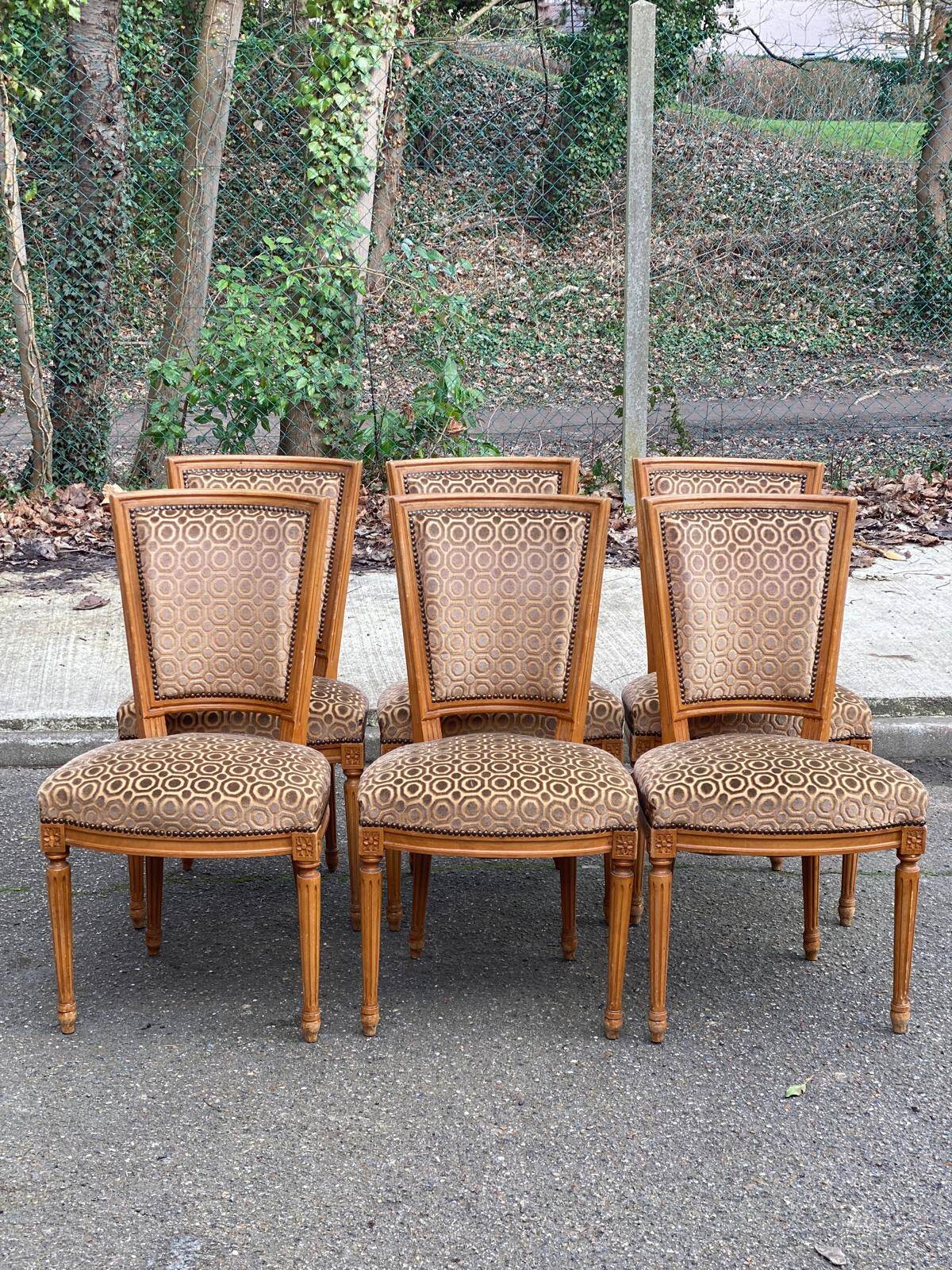 Set of 6 solid wood and velvet chairs in Louis XVI style.