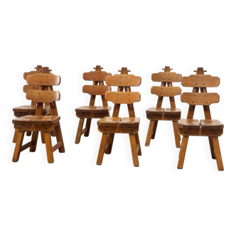 Ensemble de six chaises de salle à manger brutalistes à dossier haut.