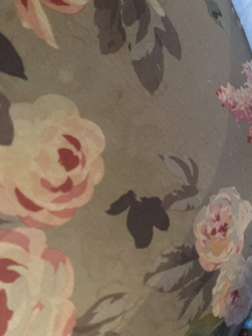 Canapé Napoléon III garni d’un tissu à motif de fleurs