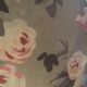 Canapé Napoléon III garni d’un tissu à motif de fleurs