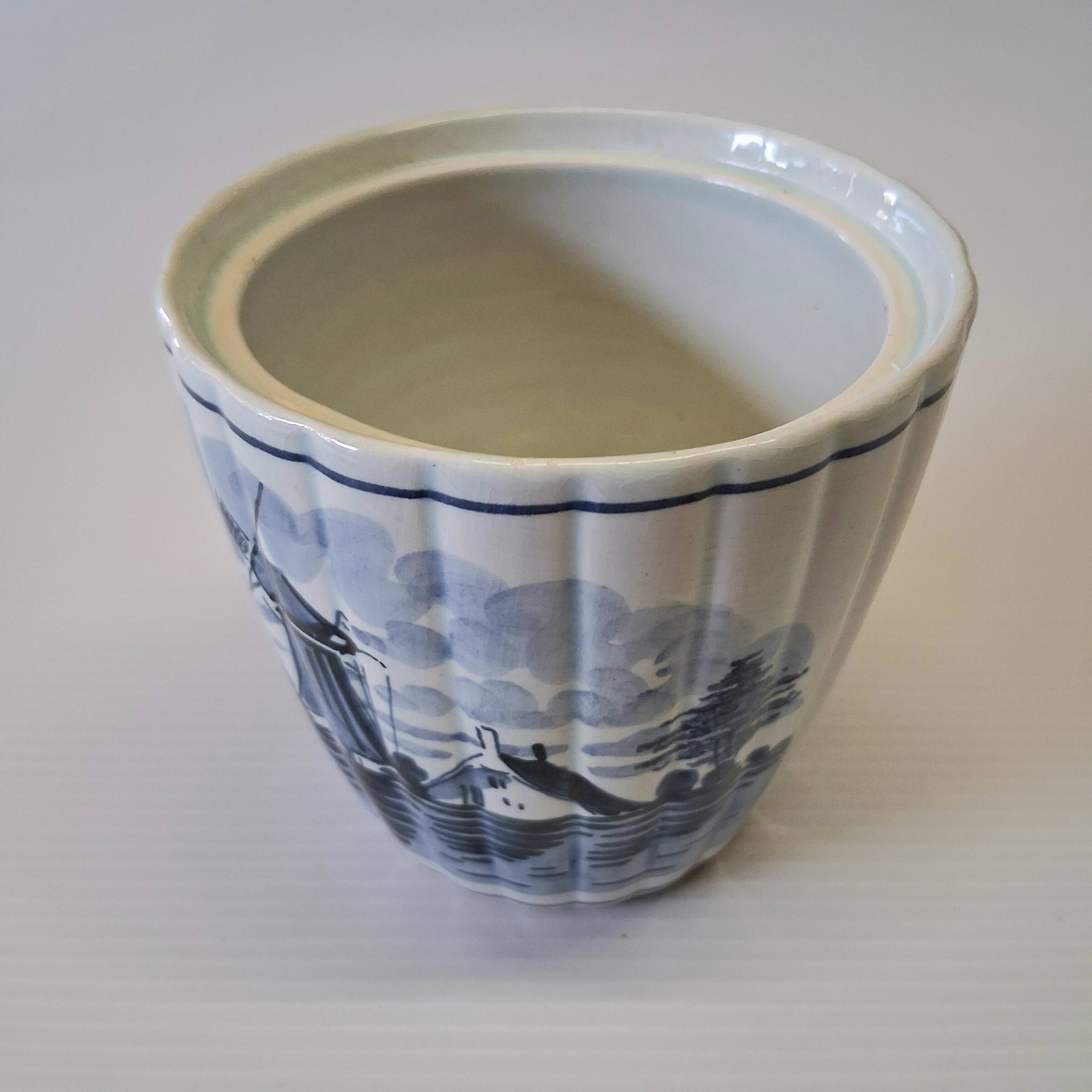 Very pretty sugar bowl or mustard pot from Delft Holland in earthenware.