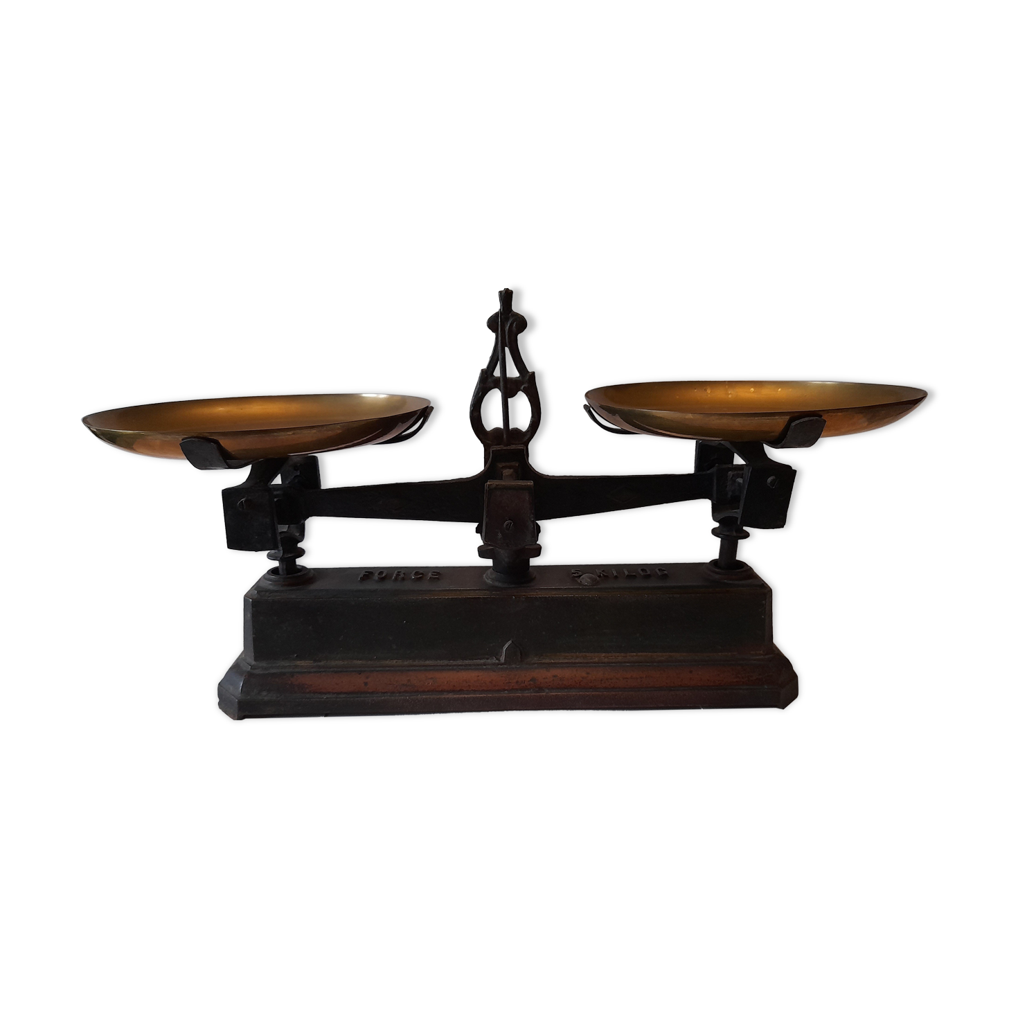 Roberval balance with its complete weight box