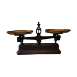 Roberval balance with its complete weight box