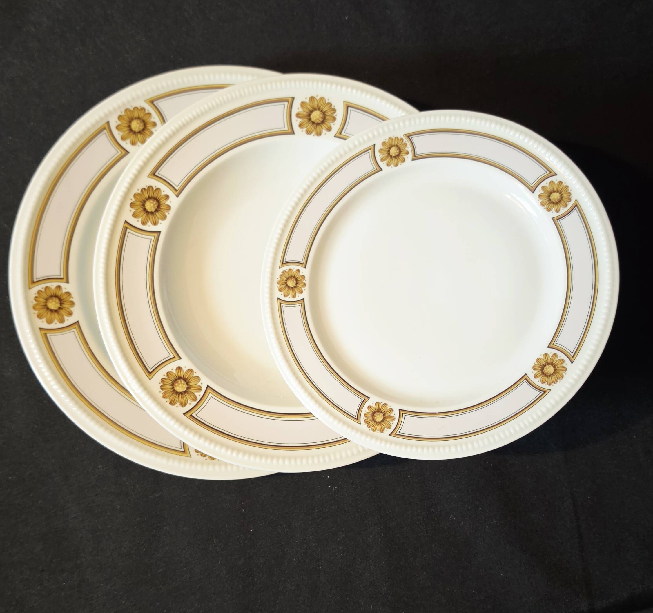Limoges porcelain table service by Bernardaud, model "Trianon", 2