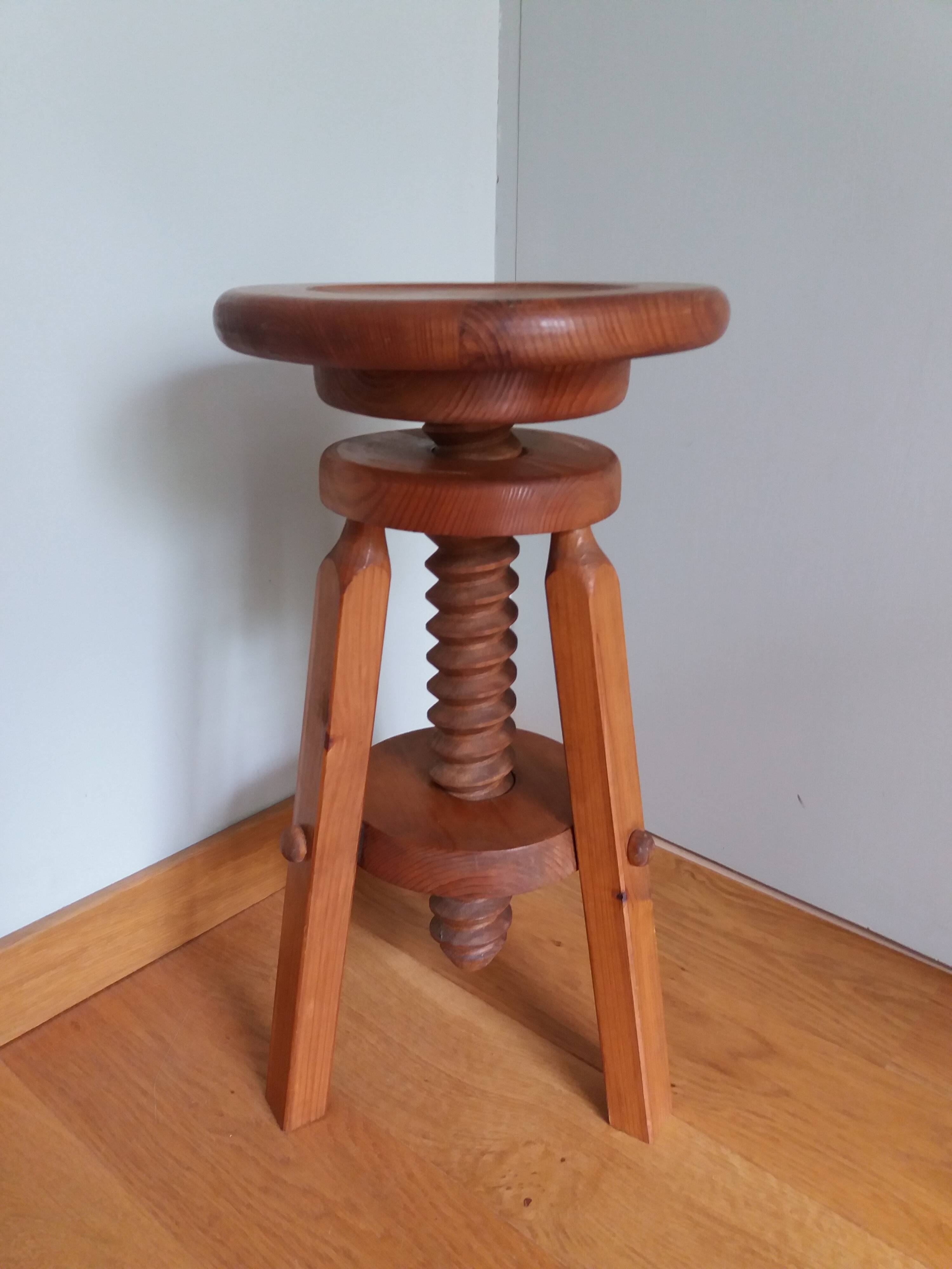 Tripod screw stool