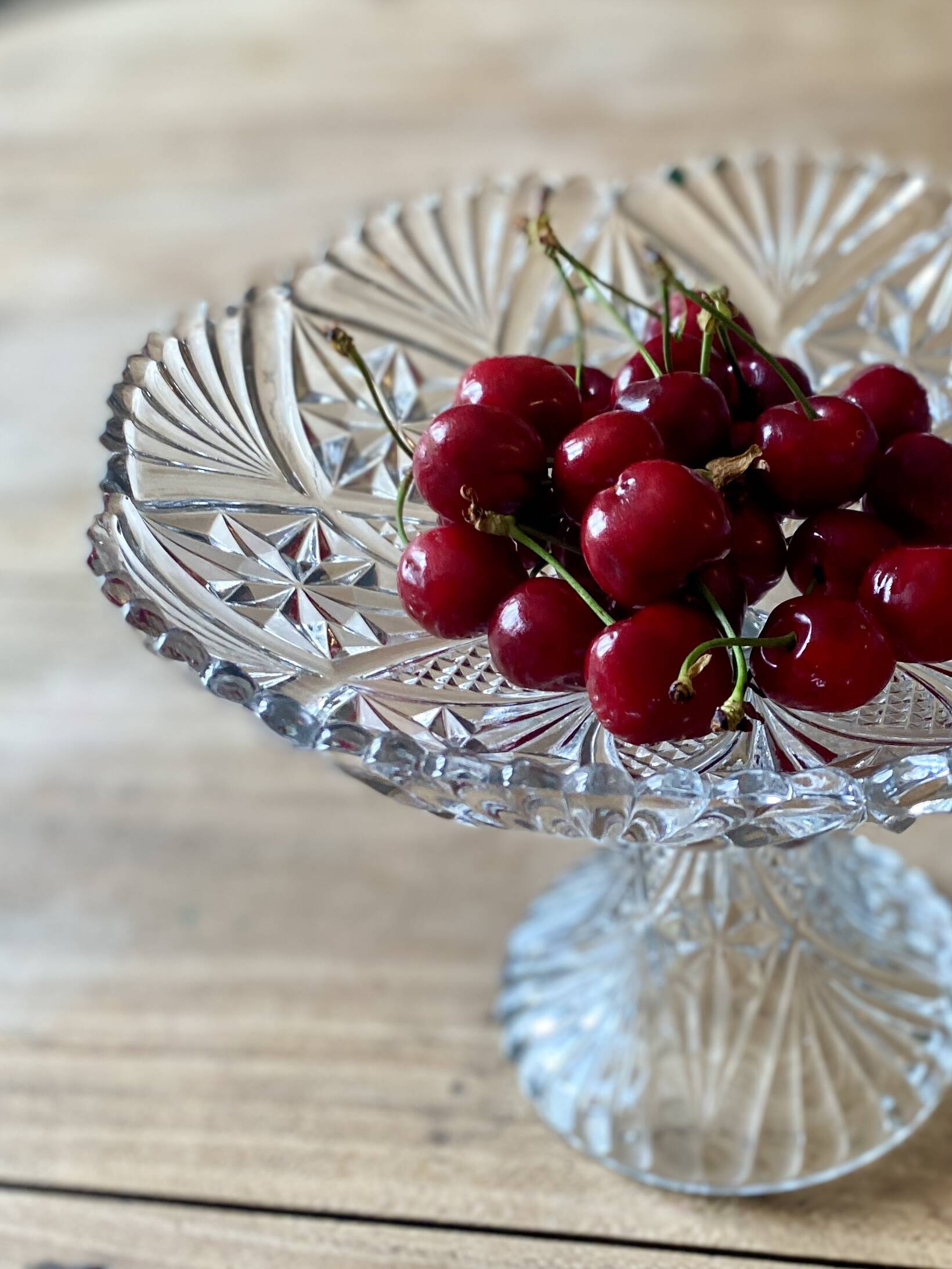 Compotier ou assiette à pied en verre ciselé vintage