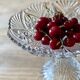 Compotier ou assiette à pied en verre ciselé vintage