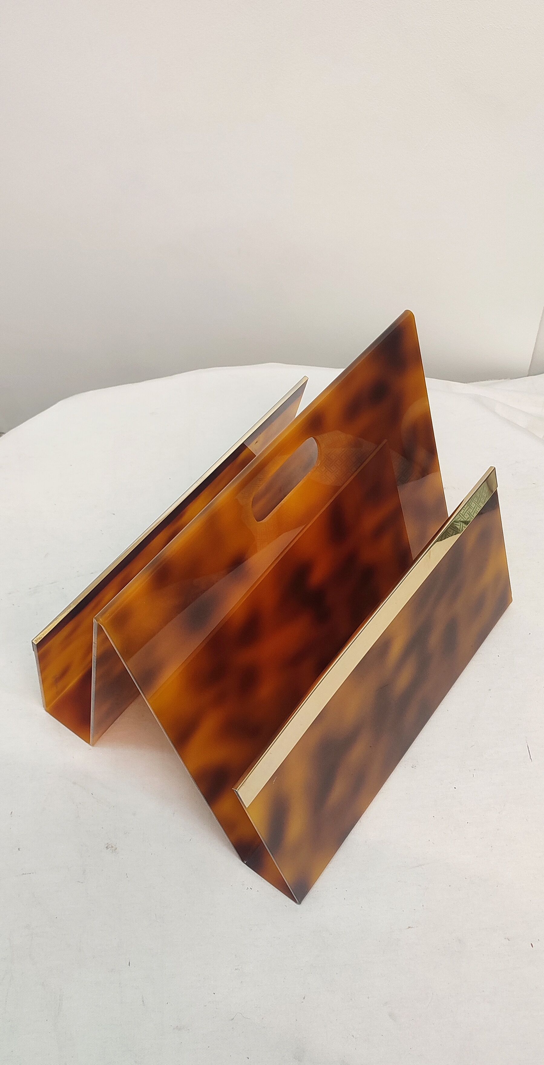 Porte-revues en méthacrylate et laiton Italie années 1970.