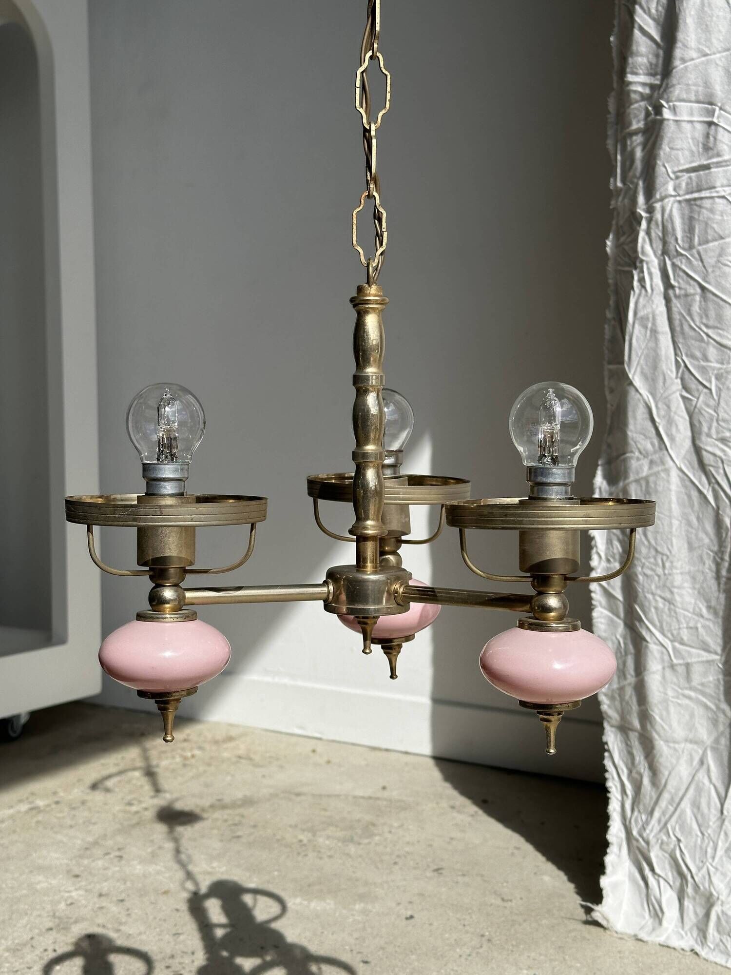 Petit lustre rose et doré à 3 bras de lumières