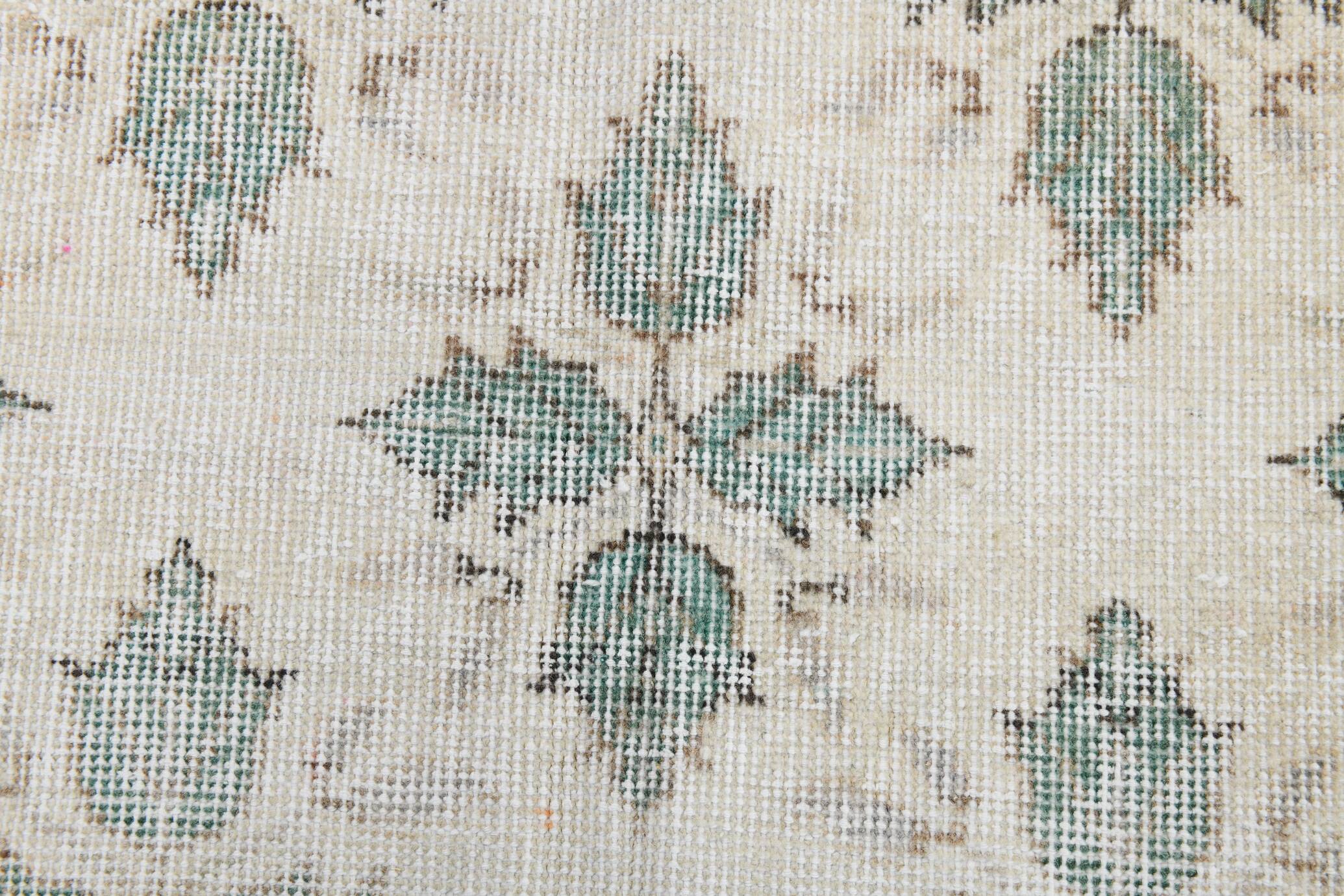 Tapis persan ancien ivoire et vert à motifs géométriques, 198x296