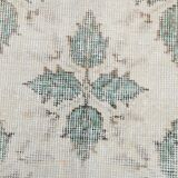 Tapis persan ancien ivoire et vert à motifs géométriques, 198x296