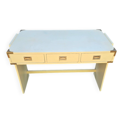 Bureau vintage en bois laqué crème et laiton