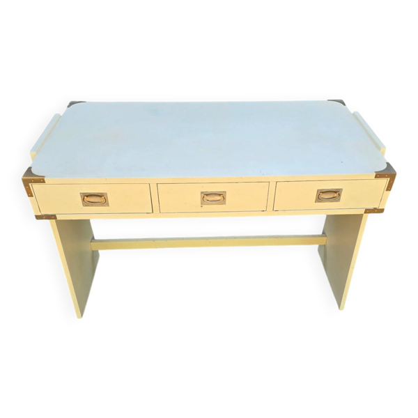 Bureau vintage en bois laqué crème et laiton