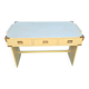Bureau vintage en bois laqué crème et laiton