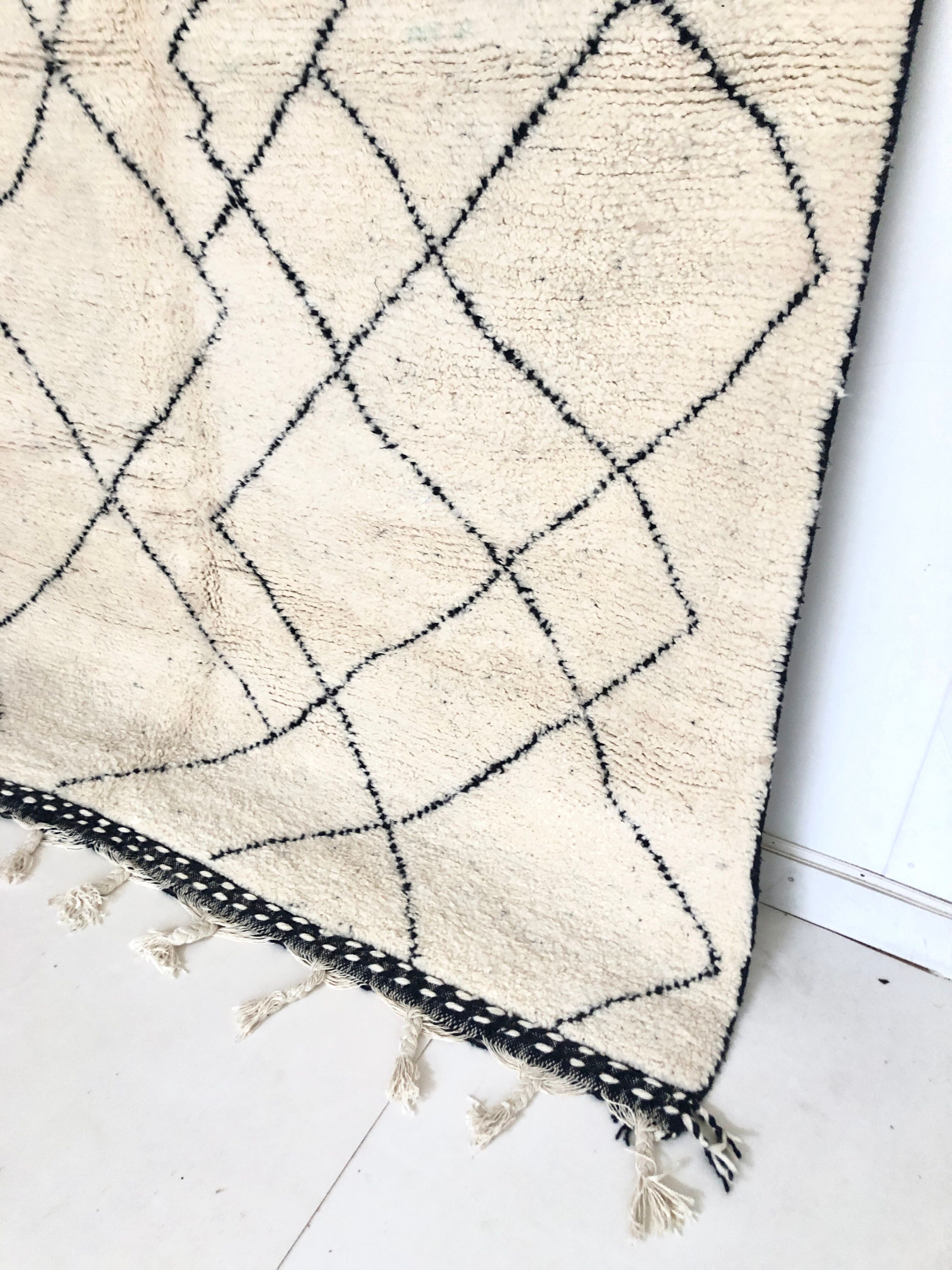 Moroccan Berber carpet with black lines 2,88x1.99m