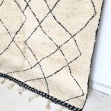 Moroccan Berber carpet with black lines 2,88x1.99m